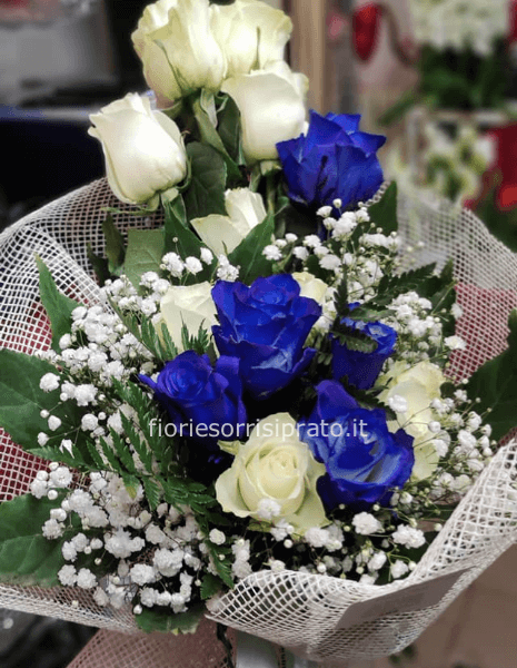 Mazzo di fiori con rose bianche e blu