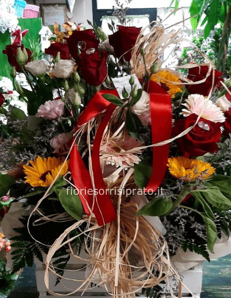 Cesto di fiori e frutta autunnale
