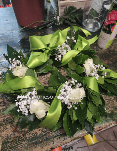 Corona d'alloro per Laurea con roselline bianche e gyspofila