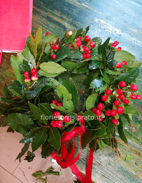 Corona per Laurea con alloro e fiori di iperico rossi.
