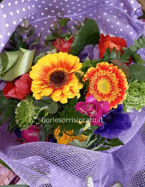 Bouquet assortito di fiori freschi colorati