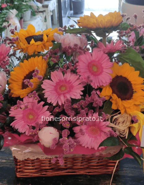 Cestino con fiori misti colorato. 