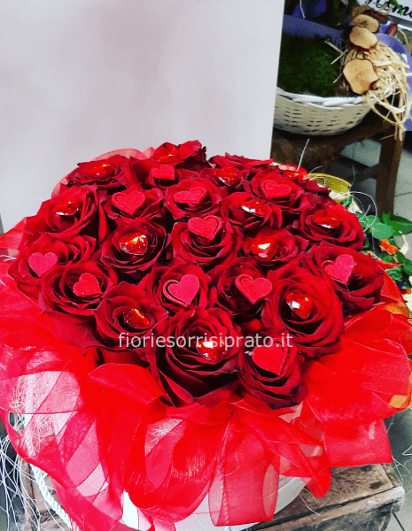 Scatola con 30 rose rosse