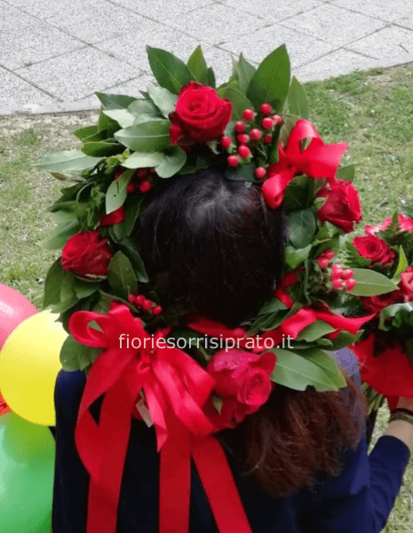 Corona d'alloro per laurea con rose rosse e iperico rosso