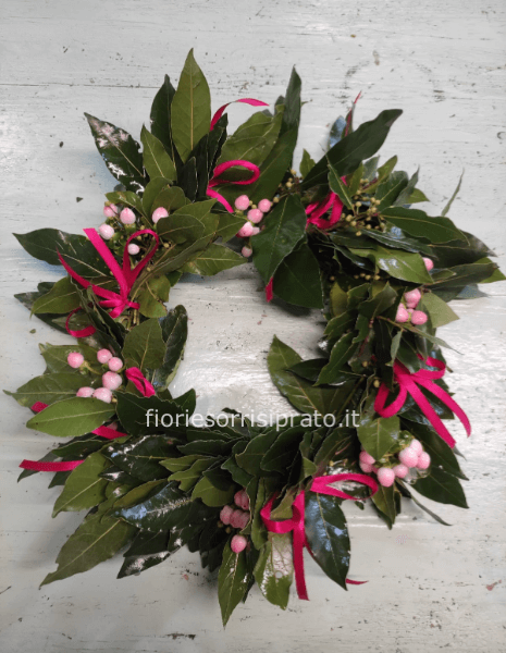 Corona d'alloro con iperico rosa e fiocchetti