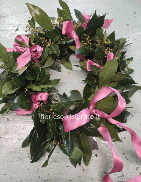 Corona d'alloro con fiocchi rosa cipria