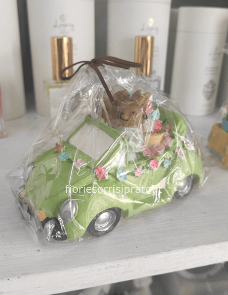 Candela con coniglietti su macchina 