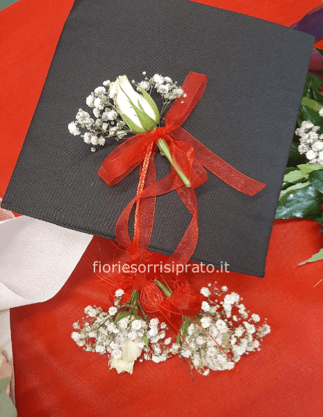 Cappello Tocco con fiori per laurea