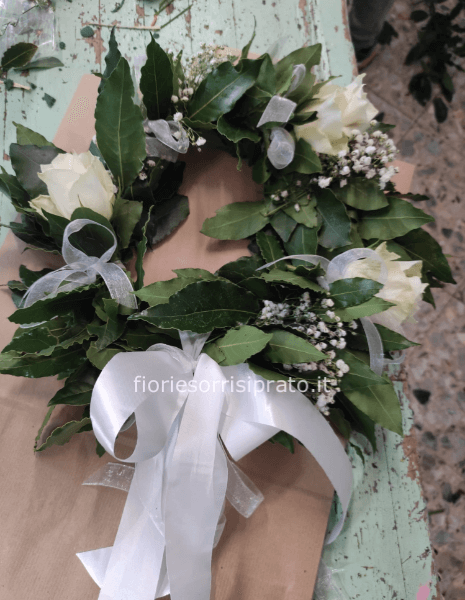 Corona d'alloro con rose bianche e gypsophila