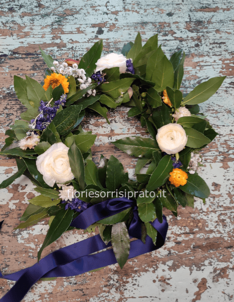 Corona d'alloro con fiori blu, gialli e bianchi