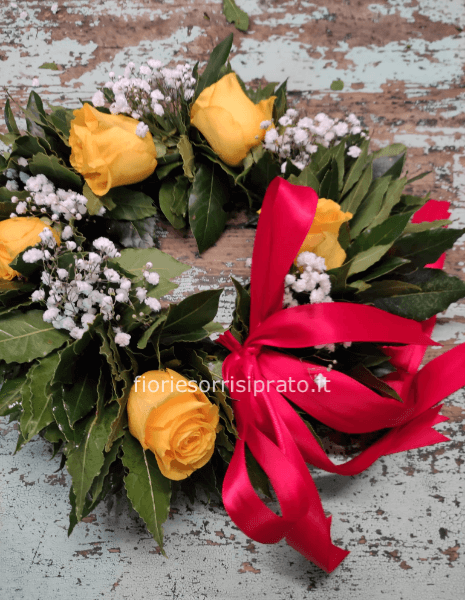 Corona d'alloro con rose gialle e gypsophila