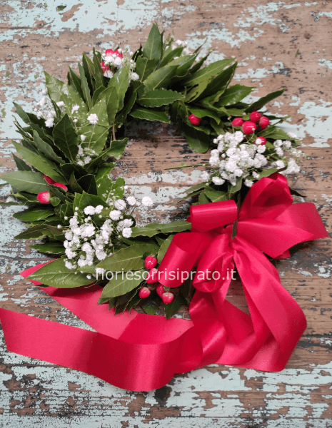 Corona d'alloro con iperico e gypsophila