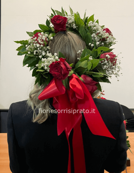 Corona d'alloro con rose e gypsophila