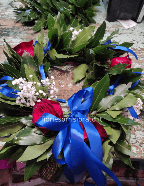 Corona d'alloro con rose rosse