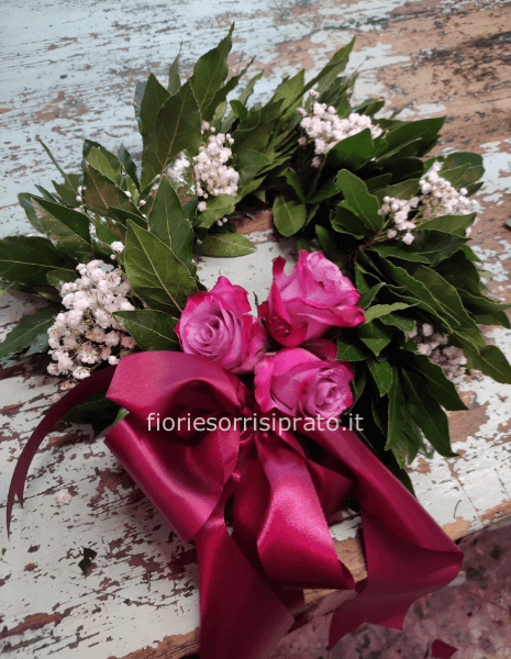 Corona d'alloro con rose fucsia e lilla