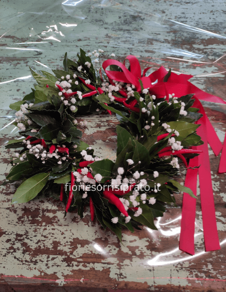 Corona d'alloro con peperoncini  e gypsophila n 21