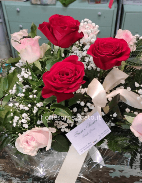 Composizione con rose rosse, rosa e gypsophila