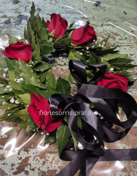 Corona d'alloro con rosse rosse gypsophila e nastro nero