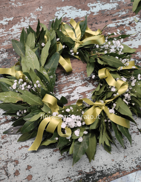 Corona d'alloro con gypsophila e fiocchi verdi
