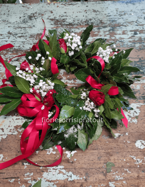 Corona d'alloro con roselline e gypsophila