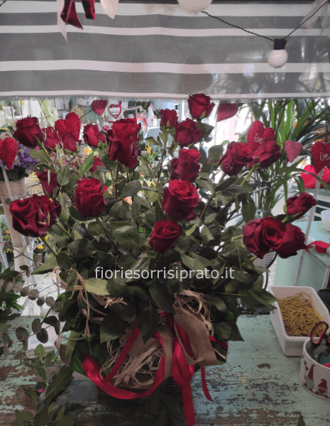 CESTO CON 25 ROSE ROSSE