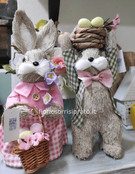 Coppia di coniglietti in paglia