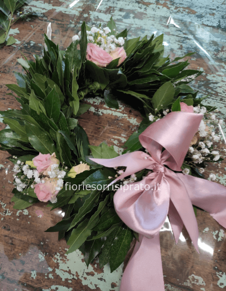 Corona d'alloro con roselline cipria e gypsophila