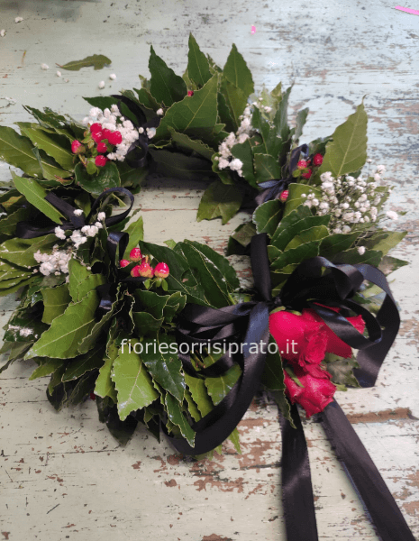 Corona d'alloro con roselline rosse, iperico e gypsophila