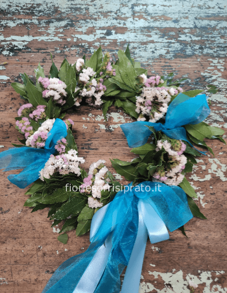 Corona d'alloro con fiori secchi