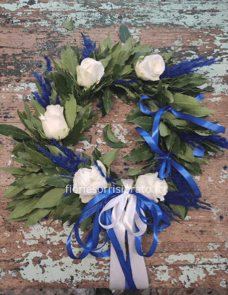 Corona d'alloro con rose bianche e pampas blu