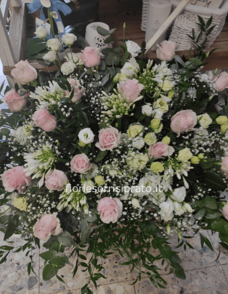 Cuscino funebre sul rosa