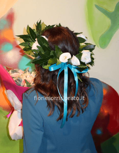 Corona d'alloro con lisianthus bianchi 