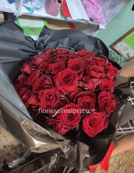 Mazzo con 50 rose rosse gambo medio