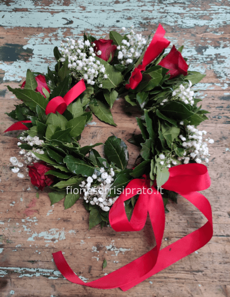 Corona d'alloro con rose rosse, e gypsophila