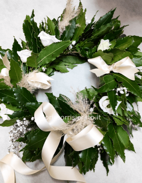 Corona d'alloro con lisianthus e pampas