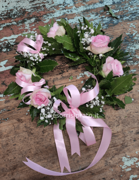 Corona d'alloro con roselline rosa e gypsophila