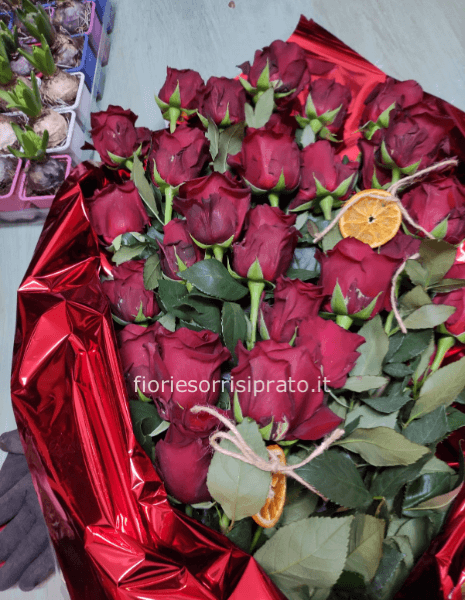 Mazzo con 30 rose rosse a gambo lungo