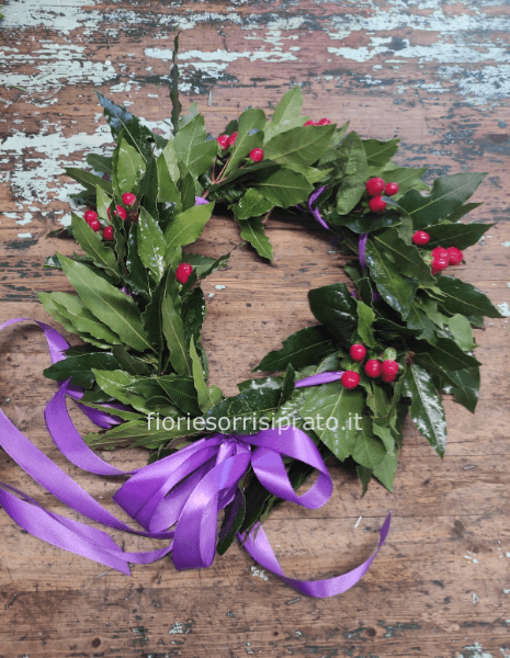 Corona d'alloro con iperico e nastro viola