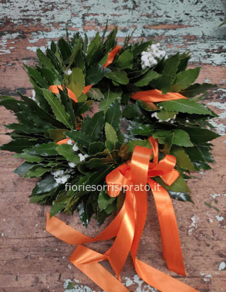 Corona d'alloro con gypsophila e nastro arancio