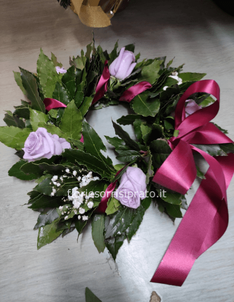 Corona d'alloro con rose lilla e gypsophila