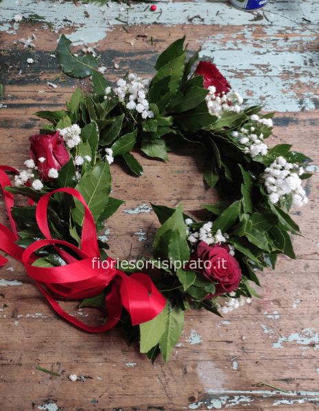 Corona di alloro con rose rosse e gypophila