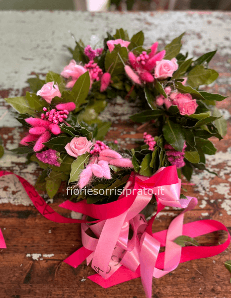 Corona d'alloro con rose stabilizzate e fiori secchi
