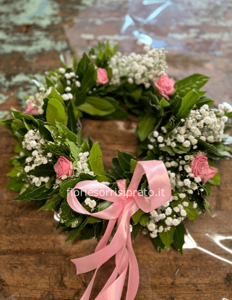 Corona d'alloro con roselline a grappolo rosa