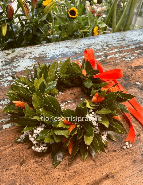 Corona d'alloro con gypsophila e fiori secchi