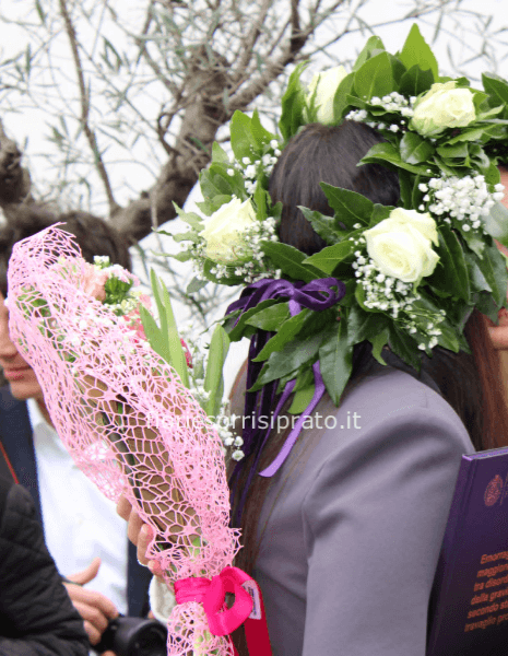 Corona d'alloro con rose bianche, gypsophila e nastro in velluto