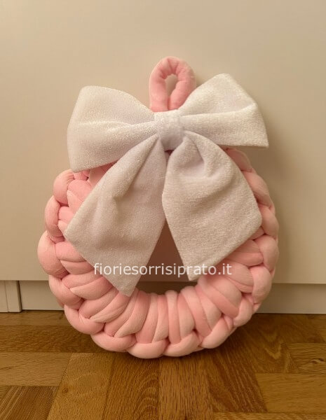 Ghirlanda rosa con fiocco