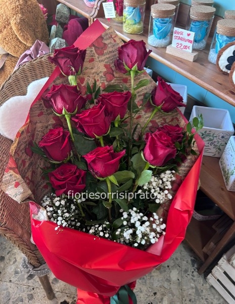 MAZZO DI 11 ROSE ROSSE CON GYPSOPHILA