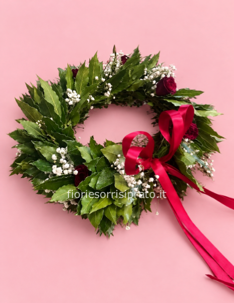 CORONA D'ALLORO CON ROSELLINE ROSSE A GRAPPOLO E GYPSOPHILA