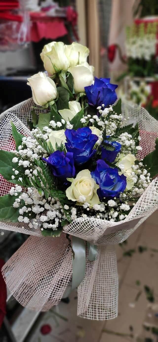 Mazzo di fiori con rose bianche e blu